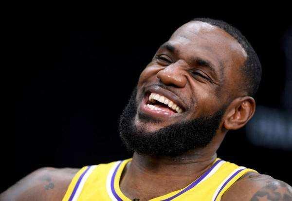 五大联赛直播-NBA湖人补时争议三分绝杀勇士终结五连胜登顶西部引热议